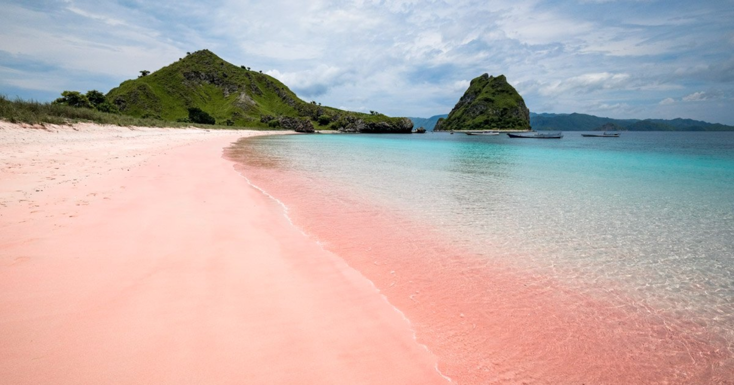 Pink Beach Labuan Bajo | Sumber: The World Travel Guy